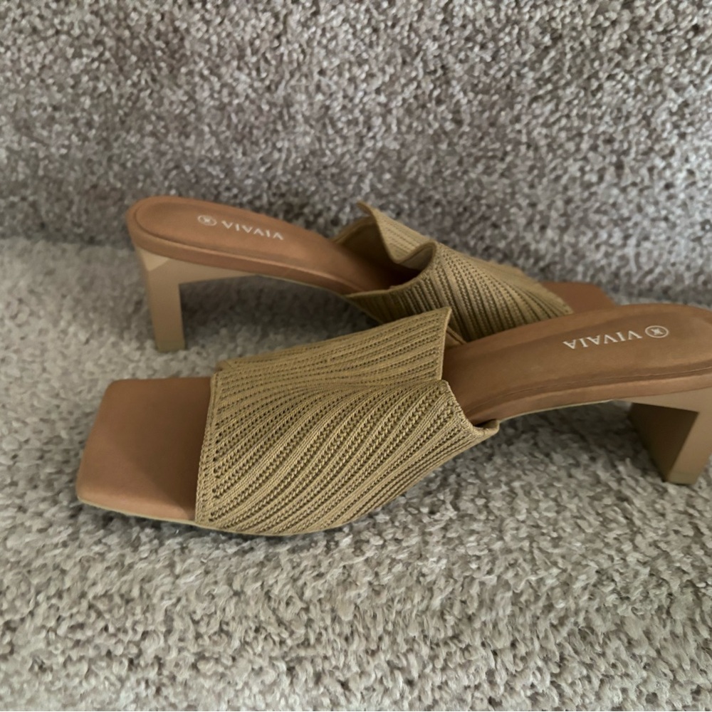 Low heel sandal in excellent condition.